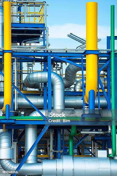 Nuevas Instalaciones Industriales Contra El Cielo Foto de stock y más banco de imágenes de Arquitectura exterior - Arquitectura exterior, Azul, Cielo