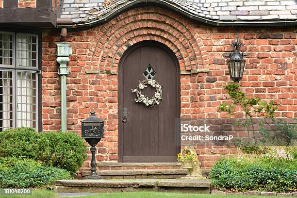 Foto de Brown Tudor e mais fotos de stock de Porta - Porta, Arco - Característica arquitetônica, Coroa de flores - Arranjo de Flores