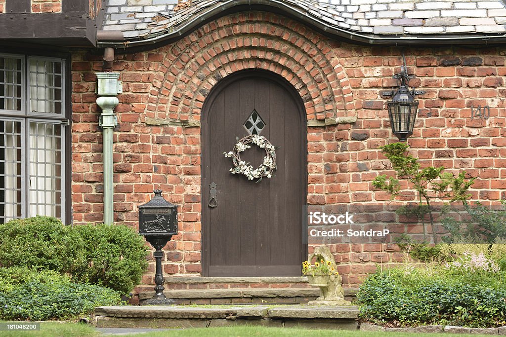 Коричневый Tudor - Стоковые фото Дверь роялти-фри