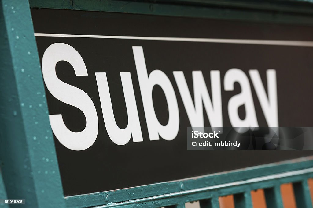 Sinal do metrô na cidade de Nova York, EUA - Foto de stock de América do Norte royalty-free