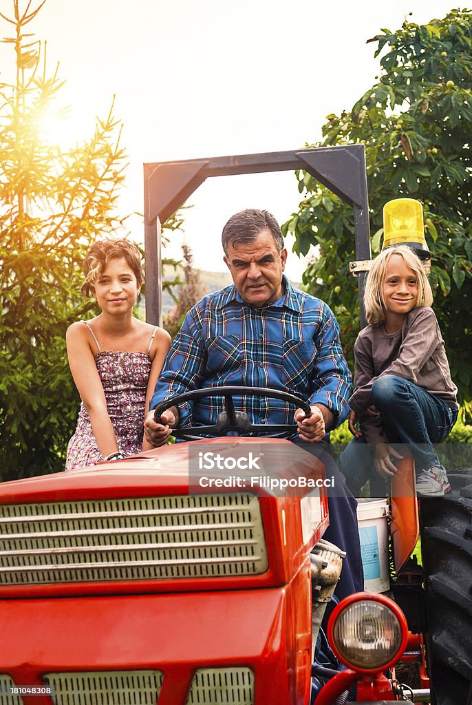 Grand-père avec ses enfants sur le Tracteur - Photo de Famille libre de droits