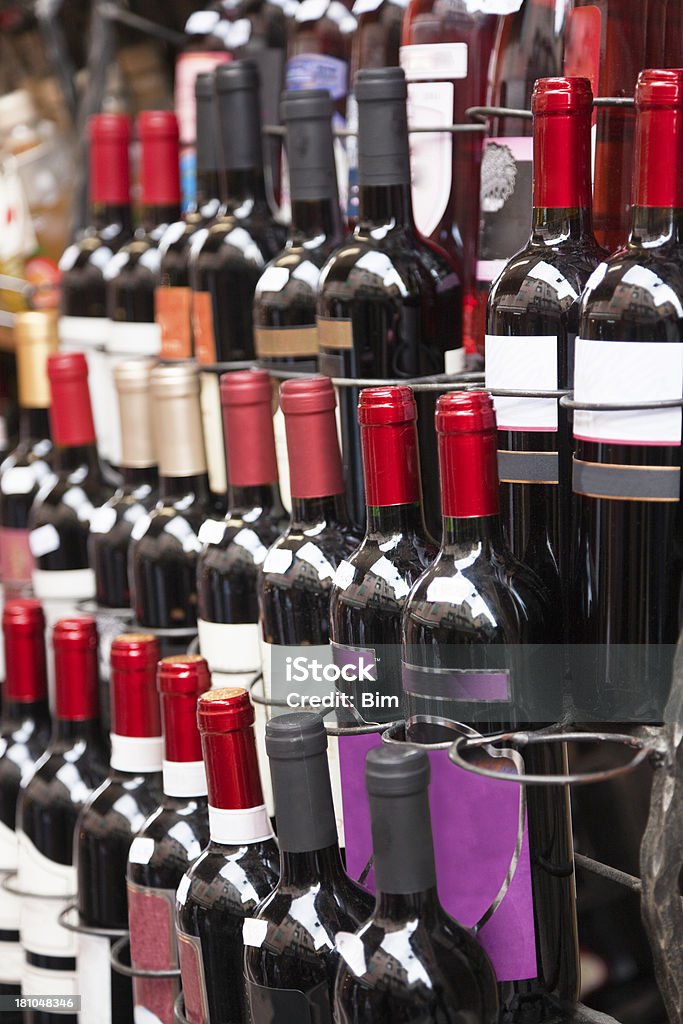 와인 병을 한 시장 - 로열티 프리 몬탈치노 스톡 사진