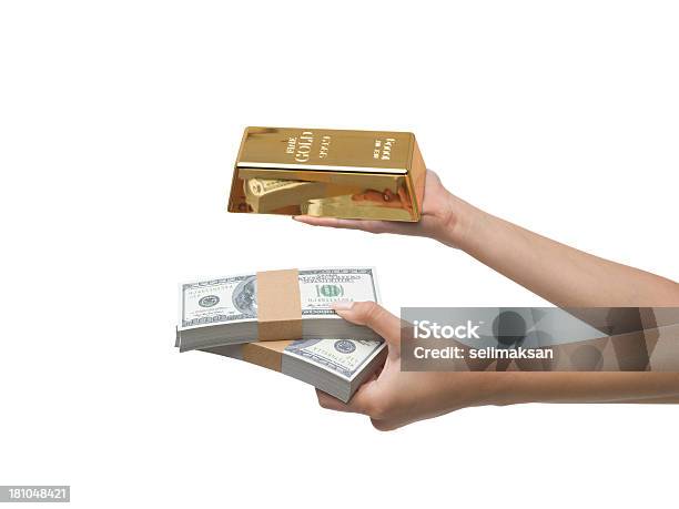 Sztabka Złota I Dolar Rachunki W Kobieta Ręką - zdjęcia stockowe i więcej obrazów Banknot - Banknot, Banknot USA, Banknot studolarowy