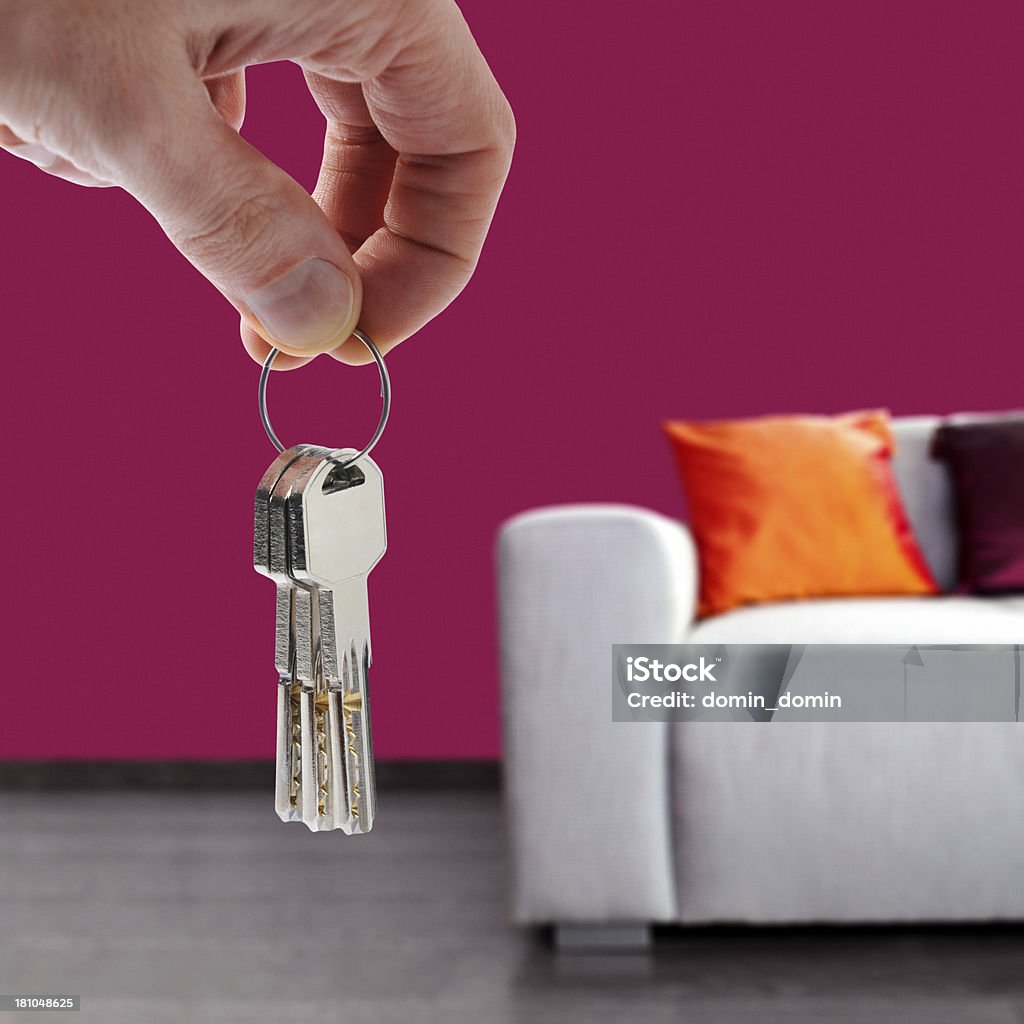 Homem mão segurando as chaves do apartamento ou casa - Foto de stock de Apartamento royalty-free
