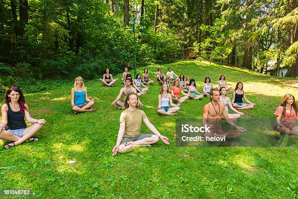 Joga W Parku - zdjęcia stockowe i więcej obrazów 20-29 lat - 20-29 lat, Bled, Cisza