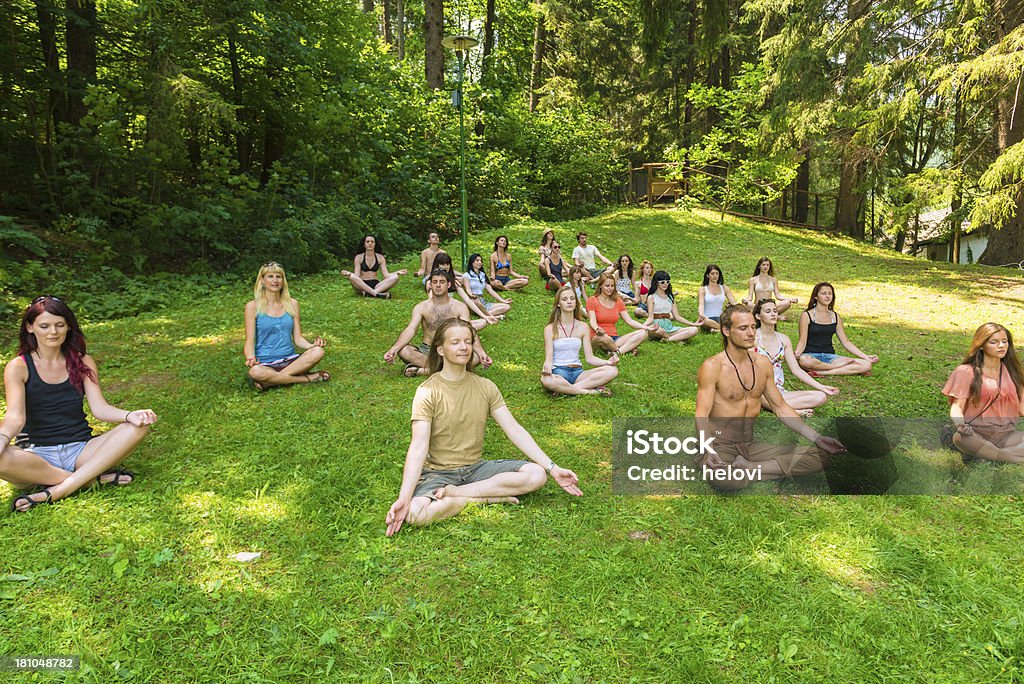 Yoga no parque - Foto de stock de 20 Anos royalty-free