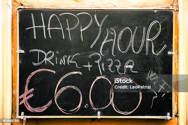 Happy Hour Offre Su Una Lavagna - Fotografie stock e altre immagini di Affissione - Affissione, Ambientazione esterna, Bar
