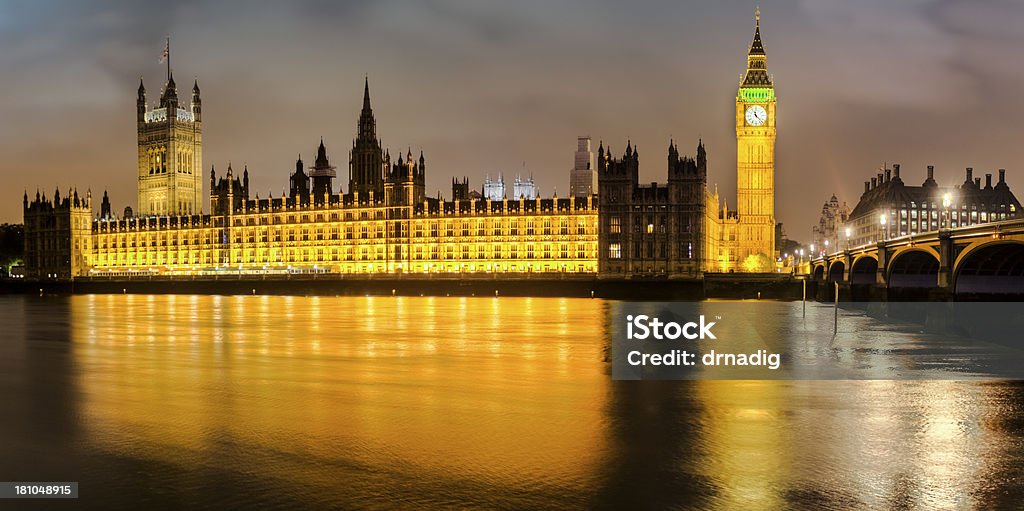 Parlamento com luz da noite, refletindo sobre o rio Tâmisa - Foto de stock de Alto - Descrição Geral royalty-free