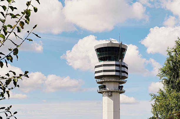 torre de control de tráfico aéreo en el aeropuerto de bruselas, bélgica - air traffic control tower fotografías e imágenes de stock