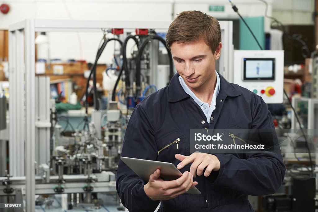 Ingenieur In Fabrik mit digitalen Tablet - Lizenzfrei Maschinenteil - Ausrüstung und Geräte Stock-Foto