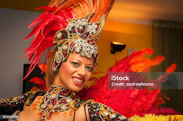 Hermosa Chica Sonriente Brasil Y Baile Con Multicolored De Disfraz Foto de stock y más banco de imágenes de Adulto