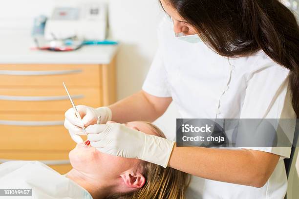 Fêmea Dentista Em Trabalho Com Mulher Na Cadeira De Dentistas - Fotografias de stock e mais imagens de Adulto