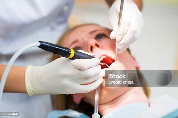 Kobieta Dentysta W Pracy Z Kobieta Pacjenta Na Krzesło Dentyści - zdjęcia stockowe i więcej obrazów Dentysta