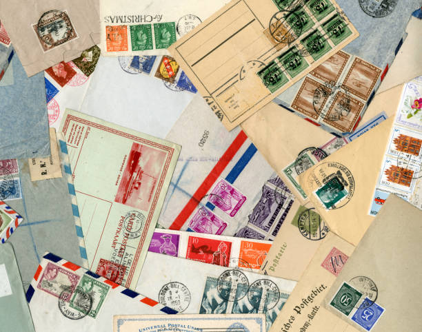 международный конвертов и открытки фон - mail postage stamp postmark jamaica стоковые фото и изображения