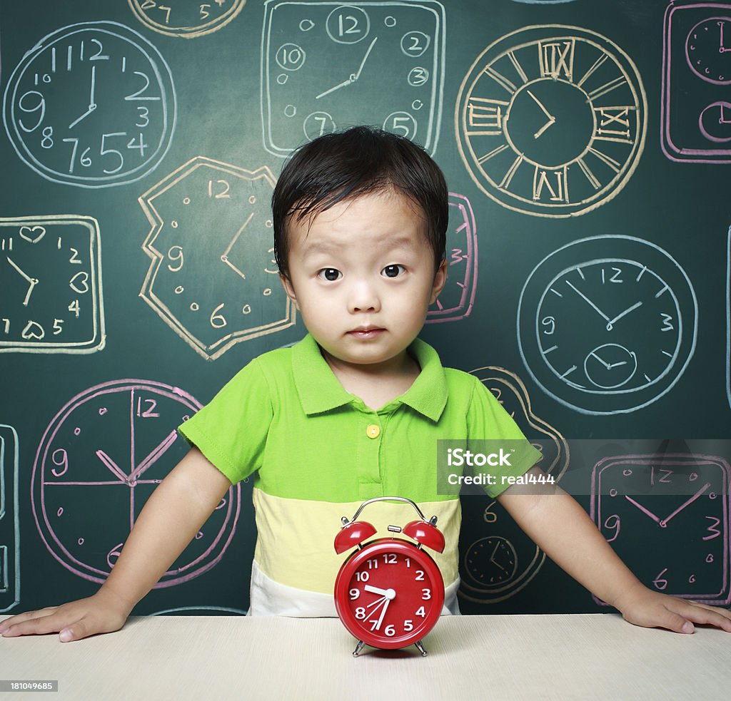 Kind und die Uhr - Lizenzfrei 12-17 Monate Stock-Foto