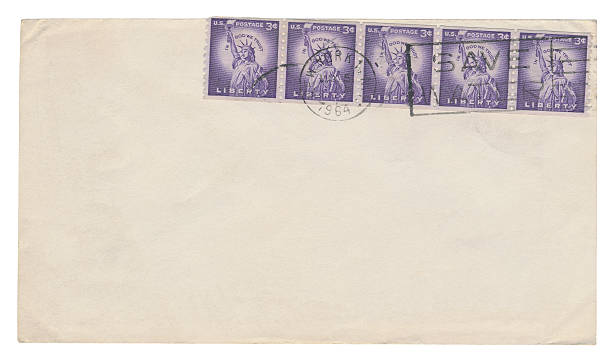 envelope de correio vazia (traçado de recorte incluído) - postage stamp postmark ephemera correspondence imagens e fotografias de stock