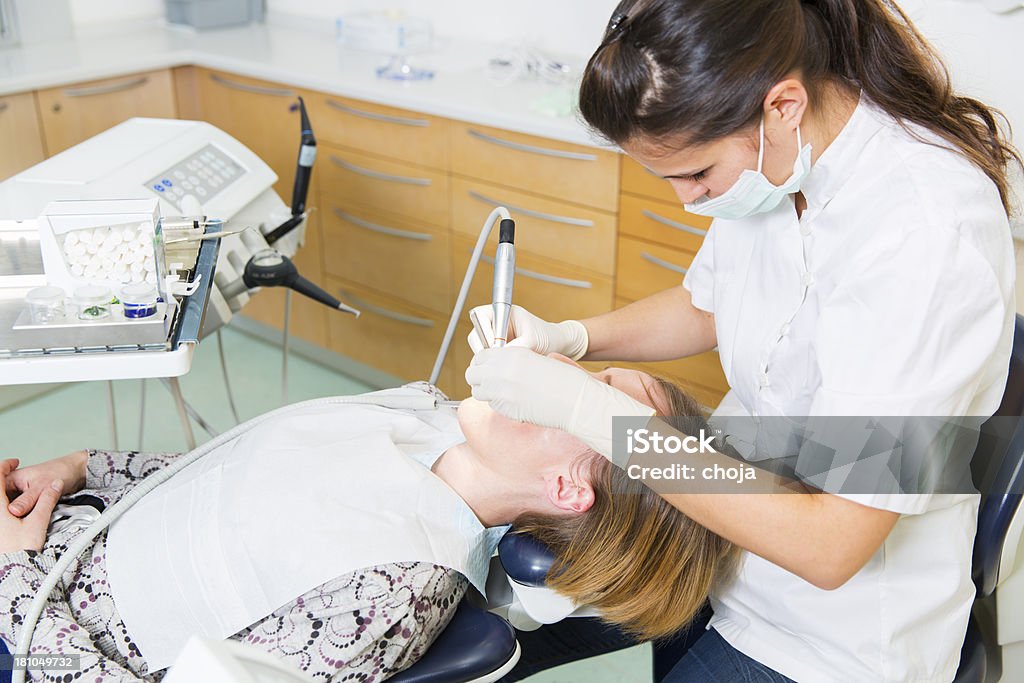 여성 상황에서 함께 일하는 여성 환자의 치과의사 의자 - 로열티 프리 간호사 스톡 사진