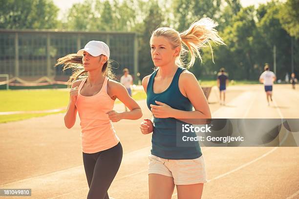 Dos Hermosas Mujeres Trotar Foto de stock y más banco de imágenes de 20 a 29 años - 20 a 29 años, Actividad, Actividades y técnicas de relajación