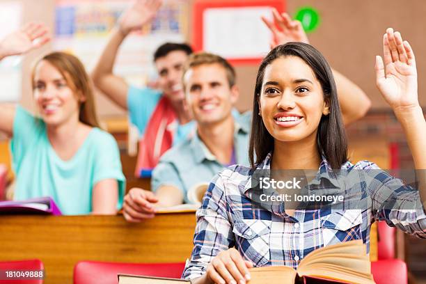 Studenti Alzando Le Mani Per Rispondere A Una Domanda In Aula - Fotografie stock e altre immagini di 16-17 anni