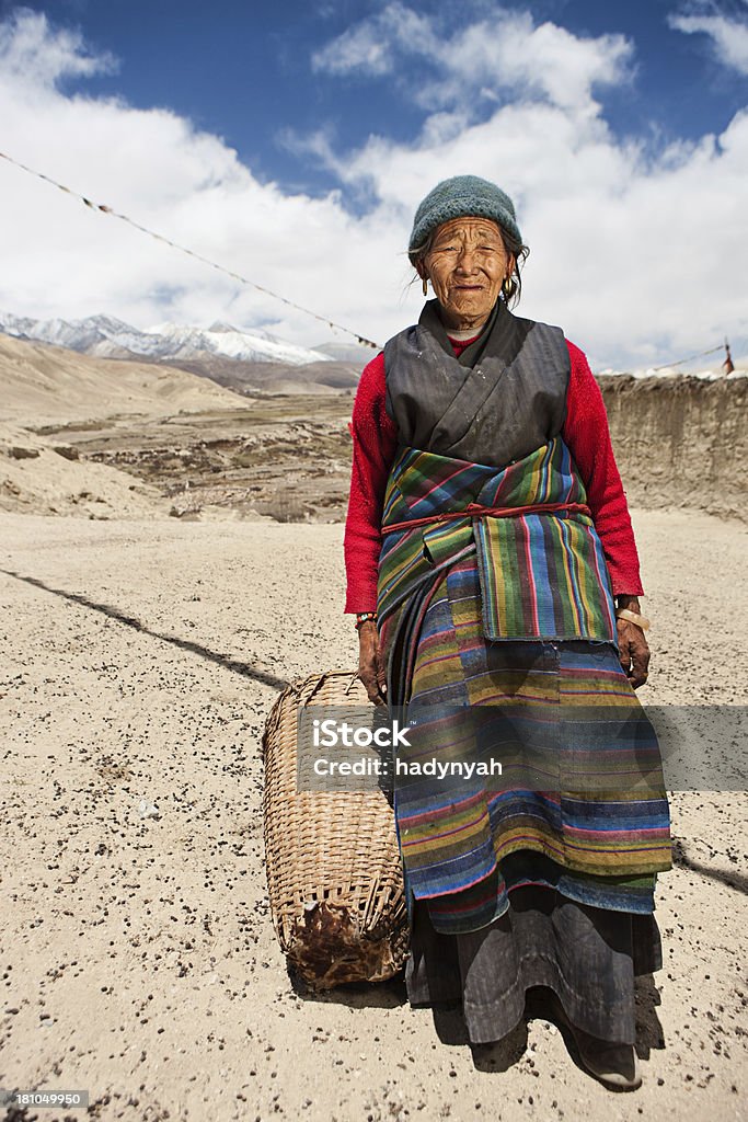 Nepali mulher Transportar o cesto - Royalty-free Enrugado Foto de stock