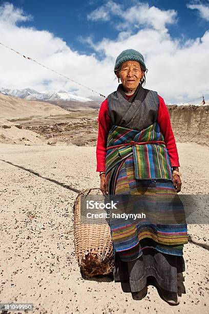 Nepali Mulher Transportar O Cesto - Fotografias de stock e mais imagens de Enrugado - Enrugado, Mulheres, Só Mulheres
