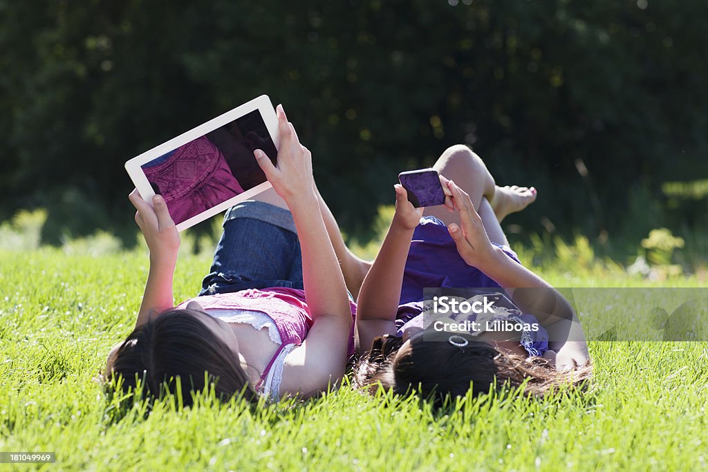 Dziewczynki gra na odtwarzacz MP3 i Tablet - Zbiór zdjęć royalty-free (Adolescencja)