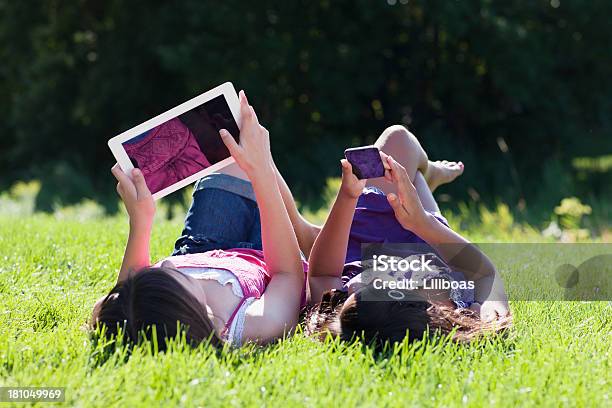 Dziewczynki Gra Na Odtwarzacz Mp3 I Tablet - zdjęcia stockowe i więcej obrazów Adolescencja - Adolescencja, Latynoamerykanie, Nastolatek