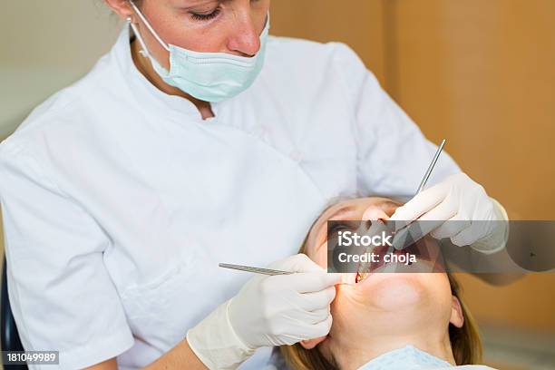 Foto de Dentista Feminina Trabalhando Com Paciente Dentistas Mulher Na Cadeira e mais fotos de stock de Adulto