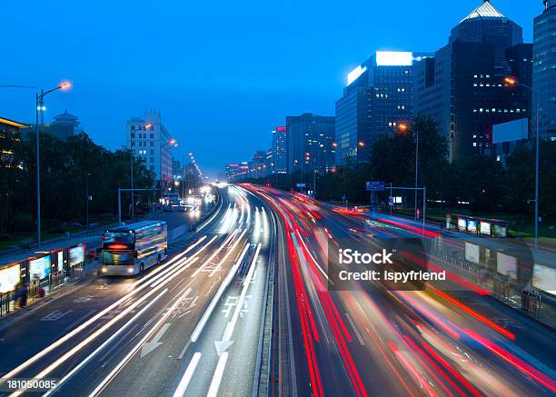 Verkehr In Der Stadt Bei Nacht Stockfoto und mehr Bilder von Abenddämmerung - Abenddämmerung, Anzünden, Asien