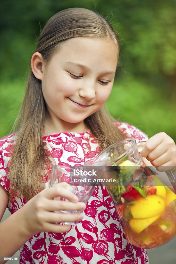 Enfant et de limonade - Photo de Aliment en portion libre de droits