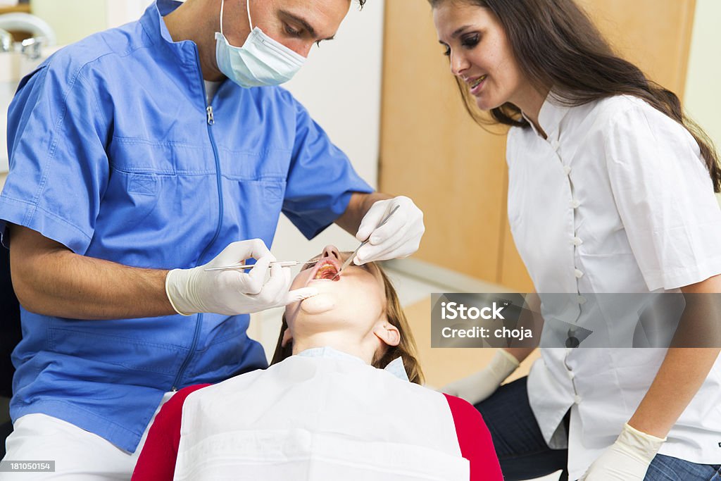 Cena de dentista office.dentist equipa no trabalho - Royalty-free Cadeira de Dentista Foto de stock