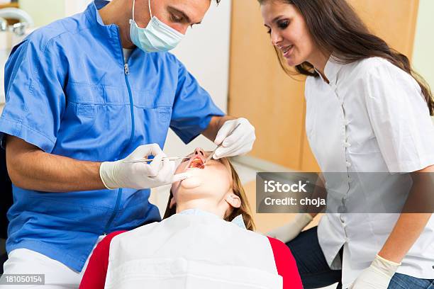 Foto de Cena De Dentista Officedentist Equipe No Trabalho e mais fotos de stock de Cadeira de Dentista - Cadeira de Dentista, Consultório Dentário, Dente Humano