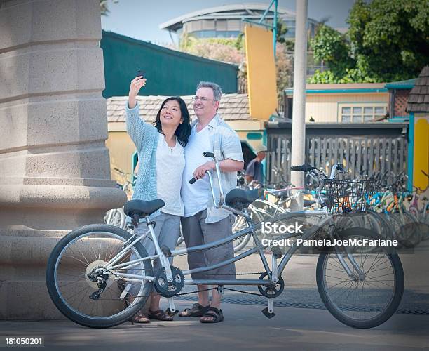 Edad Raza Mixta Pareja Tomar Autorretrato Con El Tándem Foto de stock y más banco de imágenes de 40-49 años