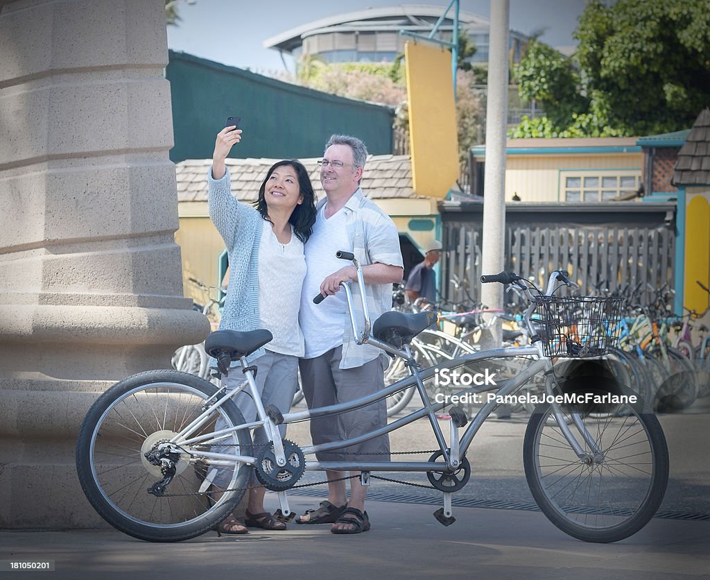 Mature Couple course, mixte prenant autoportrait avec Tandem - Photo de Activité de loisirs libre de droits