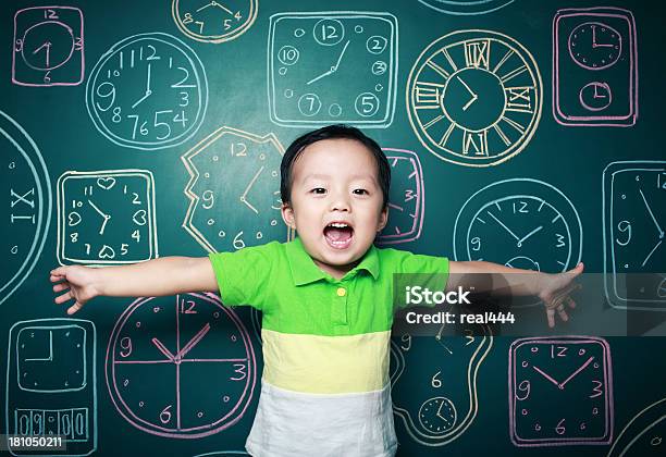 어린이 및 시계 교실에 대한 스톡 사진 및 기타 이미지 - 교실, 12-17 개월, 검정 머리