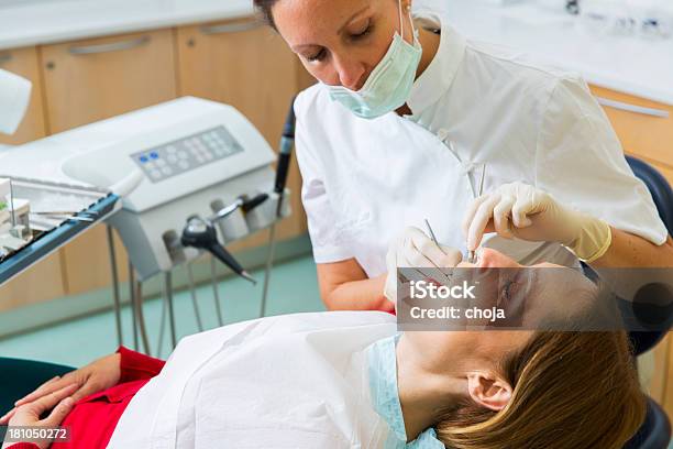 Dentista Femmina In Ufficio Con Donna Paziente Sulla Sedia Dentisti - Fotografie stock e altre immagini di Adulto