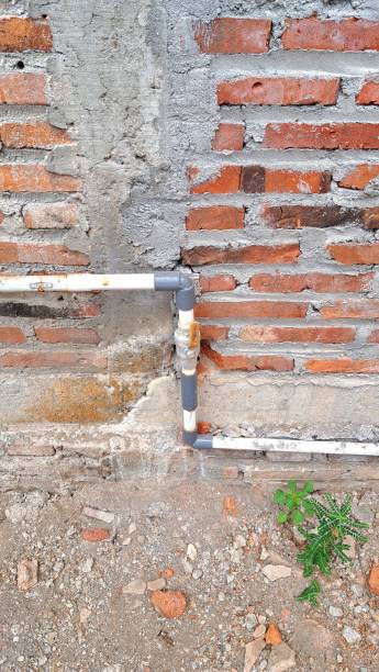водопроводные трубы дома, прикрепленные к кирпичным стенам - boiler fuel pump pipe engineering стоковые фото и изображения