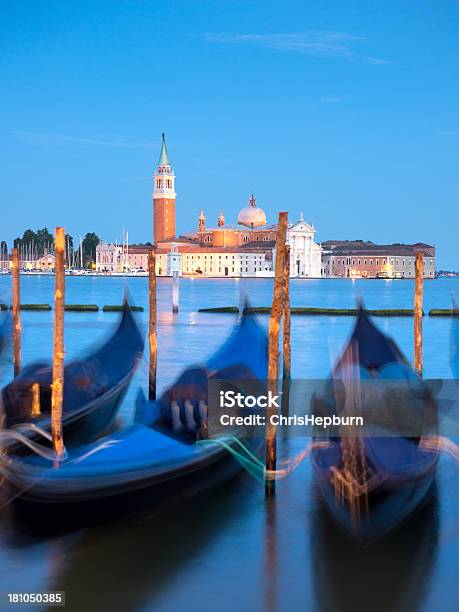 Venetian Gondolas Venecia Italia Foto de stock y más banco de imágenes de Agua - Agua, Aire libre, Anochecer