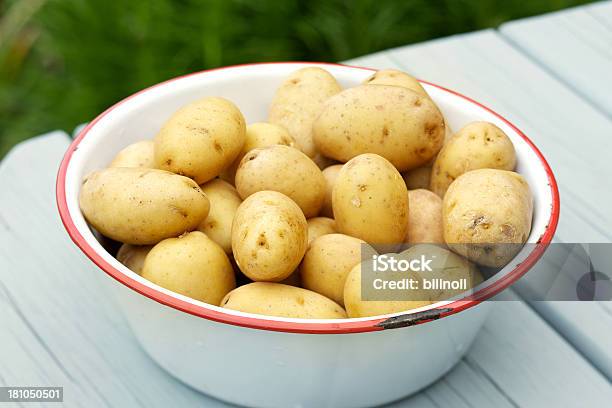 Raw Pequeña Papas En Metal Bowl En Mesa De Madera Foto de stock y más banco de imágenes de Patata dorada Yukon - Patata dorada Yukon, Alimento, Amarillo - Color