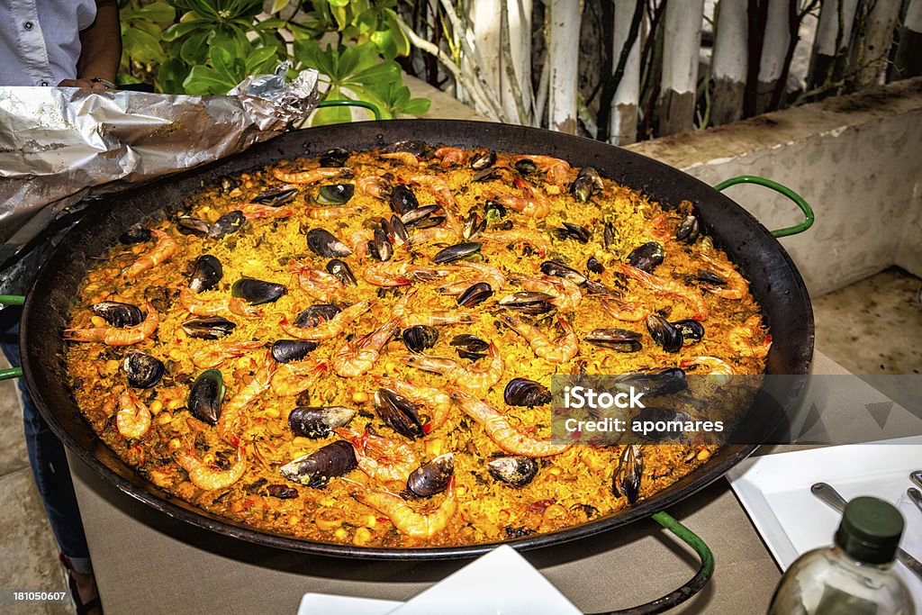 Ogromna hiszpański paella pan z owocami morza - Zbiór zdjęć royalty-free (Duża krewetka - owoce morza)