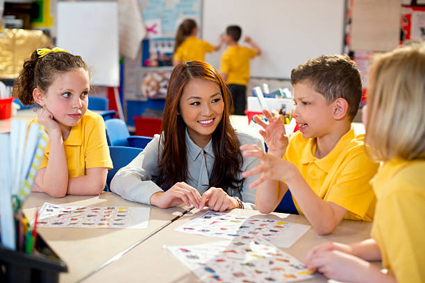 lehrer und schüler in der grundschule - elementary student school children child schoolboy stock-fotos und bilder