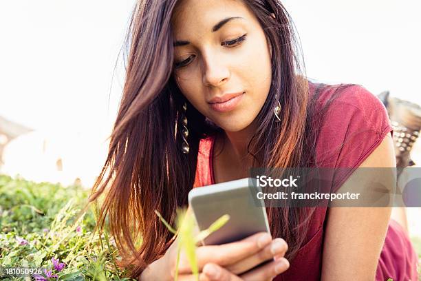 Mujer Acostado Y Surf En Los Medios Sociales La Aplicación Foto de stock y más banco de imágenes de 20 a 29 años