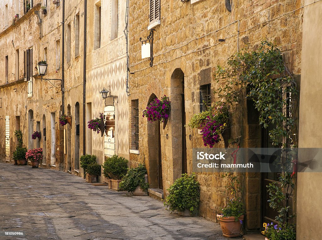 Strada in un villaggio Toscana - Foto stock royalty-free di Architettura