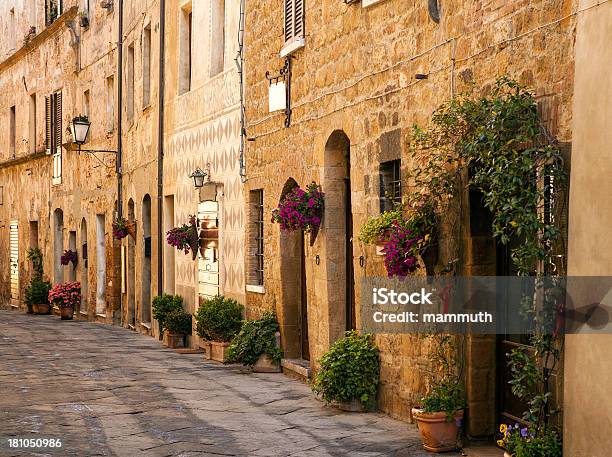 Strada In Un Villaggio Toscana - Fotografie stock e altre immagini di Architettura - Architettura, Cancello, Centro storico