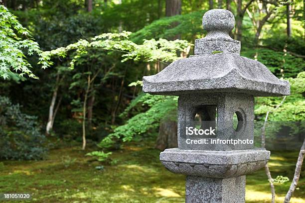 Pedra Lanterna Estilo Japonês Jardim Quioto - Fotografias de stock e mais imagens de Ajardinado - Ajardinado, Antiguidade, Ao Ar Livre