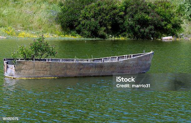 Foto de Velho Barco De Madeira e mais fotos de stock de Antigo - Antigo, Barco a remo, Danificado