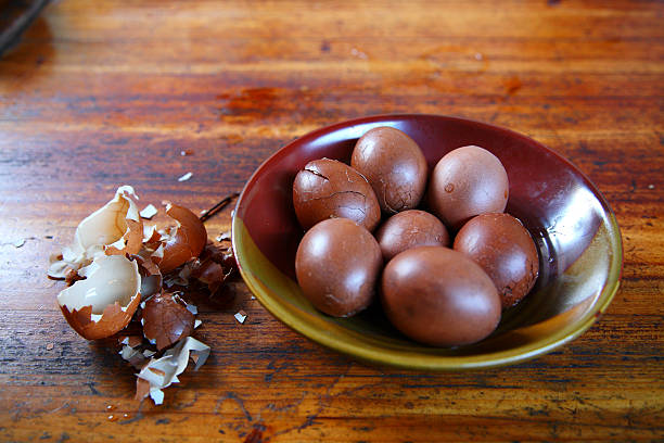 차 에그스 - eggs bowl cracked dining table 뉴스 사진 이미지