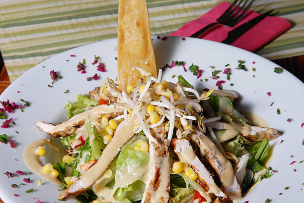 caesar salad- 건강한 식사 - salad caesar salad main course restaurant 뉴스 사진 이미지