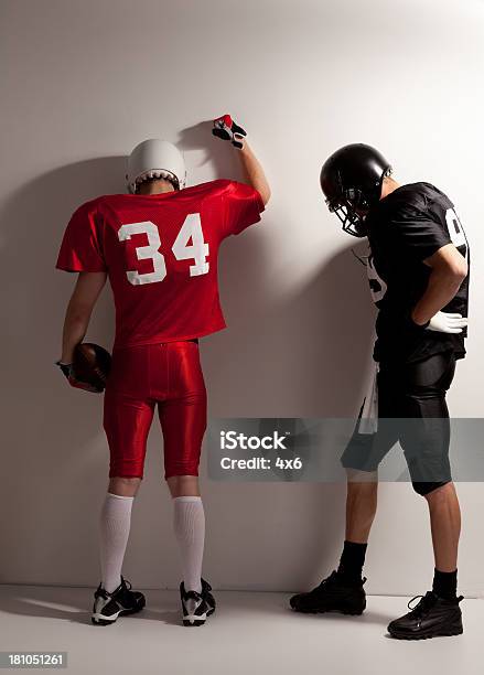 サッカー選手押す - 後ろ姿のストックフォトや画像を多数ご用意 - 後ろ姿, アメフト選手, アメリカンフットボール