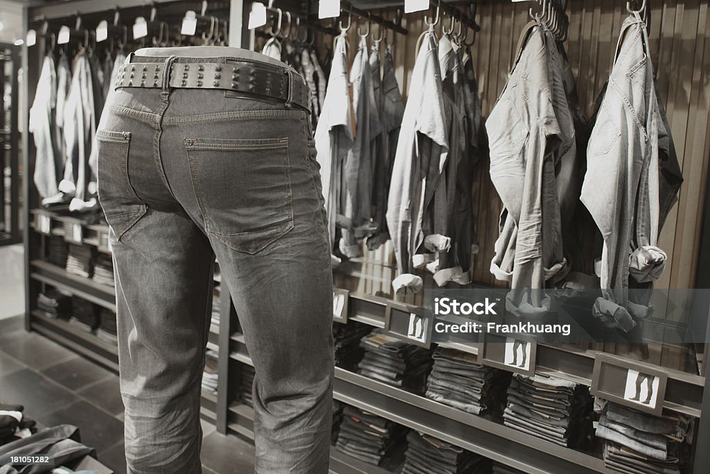 Jeans dans un magasin de vêtements - Photo de Affaires libre de droits